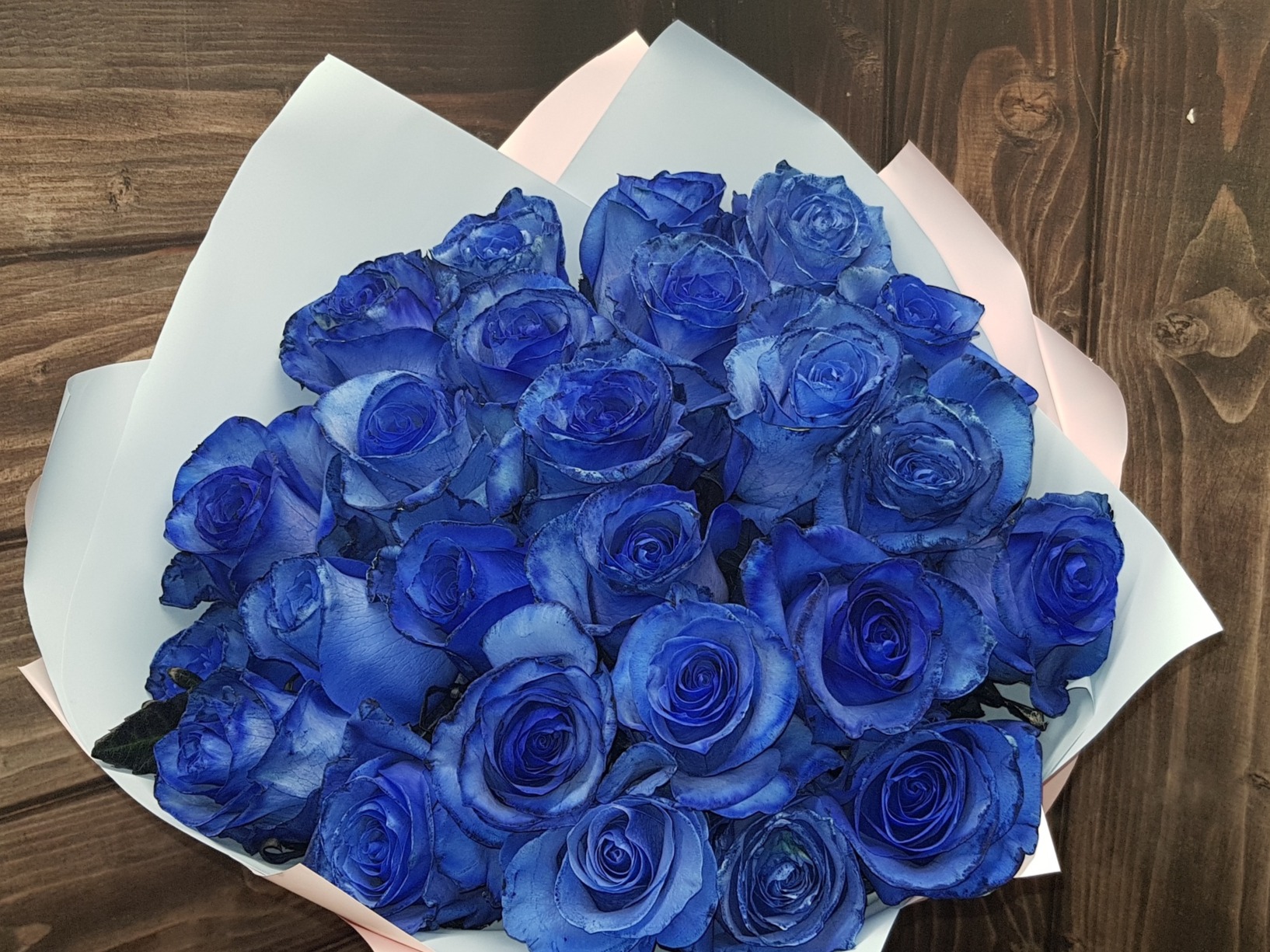 Что означает синие цветы. Голубые розы Сантори. Букет синих роз. Букет из синих роз. Синие розы в коробке.