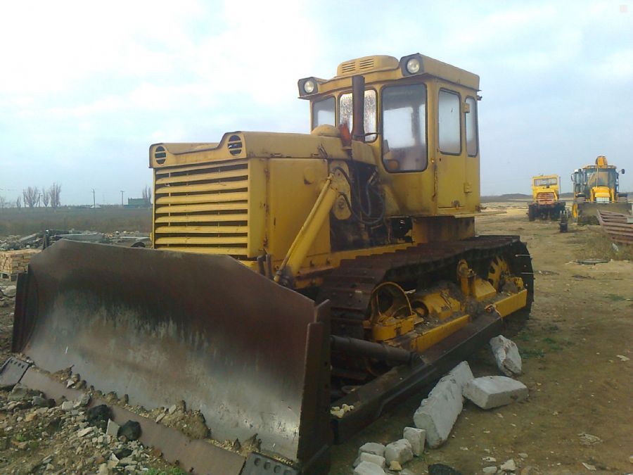 Бульдозер 130 бу. Бульдозер т-130. Т-130 трактор. Т130 болотник. ЧТЗ 130 бульдозер.